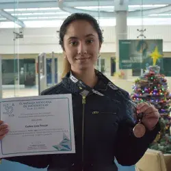 Corina con la medalla de bronce y diploma de la competencia