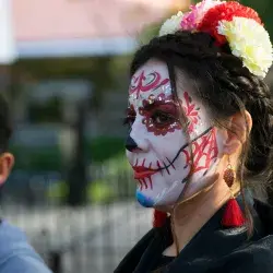 Alumnos festejando el día de muertos