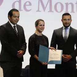 Dra. Pamela Romero recibiendo su reconocimiento de participación