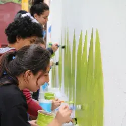 Alumnos trabajando en equipo 