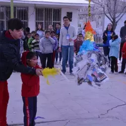 Los niños rompieron piñatas