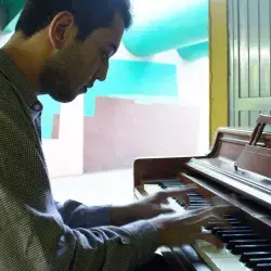 Compone música en piano, crea videojuegos y estudia 2 idiomas