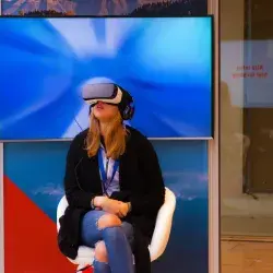Joven utilizando Realidad Virtual 