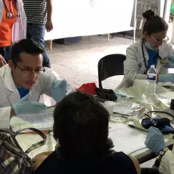 estudiantes en brigada médica