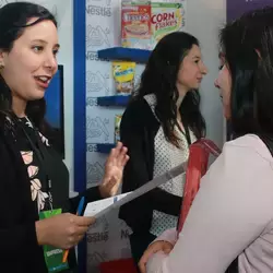 Representante de empresa con estudiante del Tec