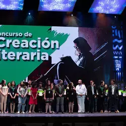 Jóvenes ganadores del concurso nacional de creación literaria.