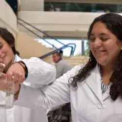 Alumnos mexicanos de secundaria con prótesis a base de unicel