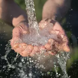 agua cayendo en manos