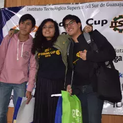 Alumnos en concurso de programación