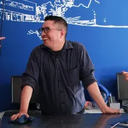 Flabio Mirelez junto a alumnos en taller de robótica