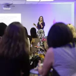 mujeres en la gala de medicina