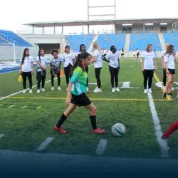 Comparten jugadoras internacionales su pasión por el futbol 