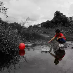 Agua contaminada nino sucio 