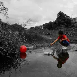 Agua contaminada nino sucio 