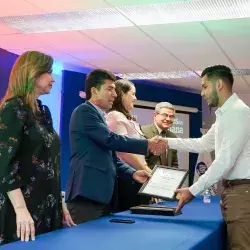 Blademir recibiendo su constancia como Líder del Mañana