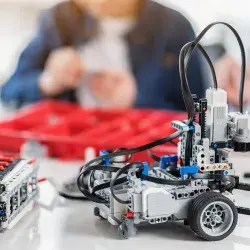 Lleva RobotiX a las escuelas públicas y privadas cursos y experiencias de tecnología.