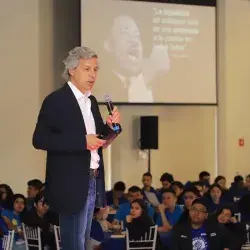 Claudio X dando conferencia