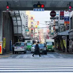 Hombre atravesando la calle de la ciudad