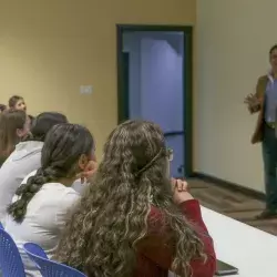 Joven emprendedor introduce a estudiantes al mundo de la tecnología