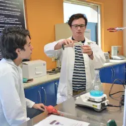 Alumnos del tópico de Jurassic Lab experimentando en el laboratorio.