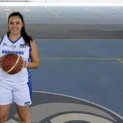 Andrea en las canchas de basquetbol