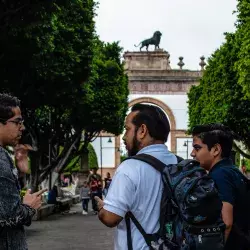 Alumno de arquitectura dando asesoría a ciudadano leonés 