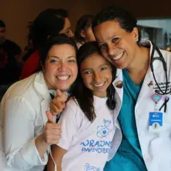 médicos y paciente del progrma corazones invenvibles 