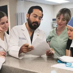 Dr. Adolfo Leyva con alumnos