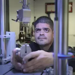 Ingeniero de la NASA invita a jóvenes a pensar “fuera de la línea”