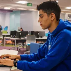 Edwin hernández alumno del Tec Campus Tampico trabajando en su aplicación