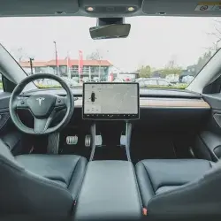 tesla-dentro