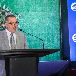 Director Gilberto hablando en conferencia.