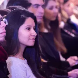 Diana Infante sentada en ceremonia de beca