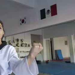 Estefany Ureta practicando taekwondo en la academia donde entrena