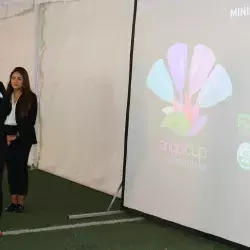 Estudiante presentando soluciones a empresa alemana Covestro