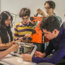 Los alumnos de ingeniería trabajando en los proyectos.