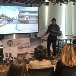 Alumnos de arquitectura, presentando el proyecto a INFONAVIT
