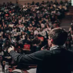 Alumno debatiendo enfrente de la multitud