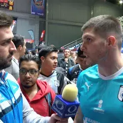 Joven mexicano entrevistando a portero de Gallos Blancos