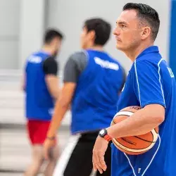 Sergio Molina dirigiendo entrenamiento de Borregos Hidalgo