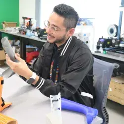 Francisco Valencia: el joven cuyo sueño es mejorar la vida de niños con parálisis cerebral