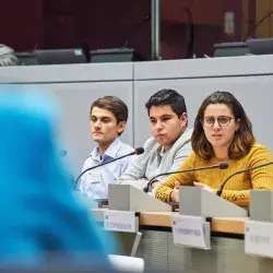 Alumnos del Tec presentando proyecto en la Unión Europea