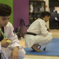 Joseph posando con su medalla de oro de la competencia nacional juvenil.