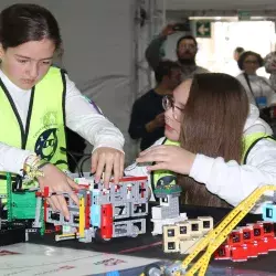 Niñas aprendiendo robótica