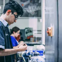Luis Ramón Guajardo, preparando las piezas para su robot de PrepaTec 