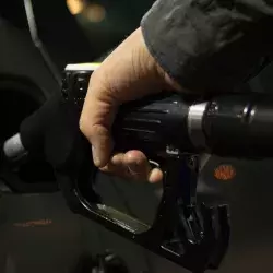 La gasolina bajó de precio, ¿sabes por qué? Experto te explica