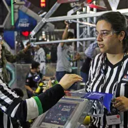 Ellas son la ley en robótica: 4 mujeres árbitros del torneo FIRST  