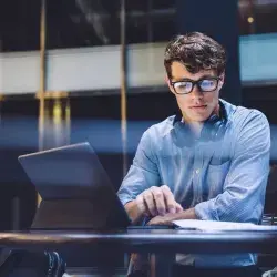 ¿Qué es el modelo de trabajo asíncrono para home office en equipo?