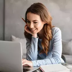 Joven mujer frente a su computadora