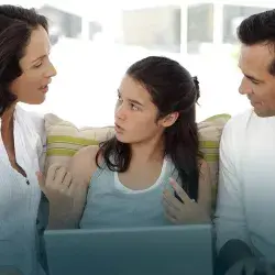 Immagen de padres e hija adolescente charlando